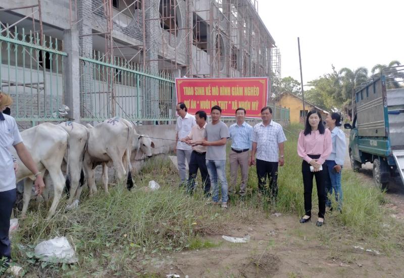 Đai biểu tham gia trao bò