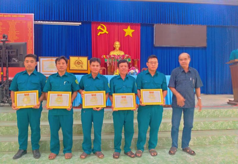 CÁC TẬP THỂ, CÁ NHÂN NHẬN THƯỞNG