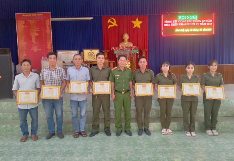 cá nhân, tập thể được khen thưởng 