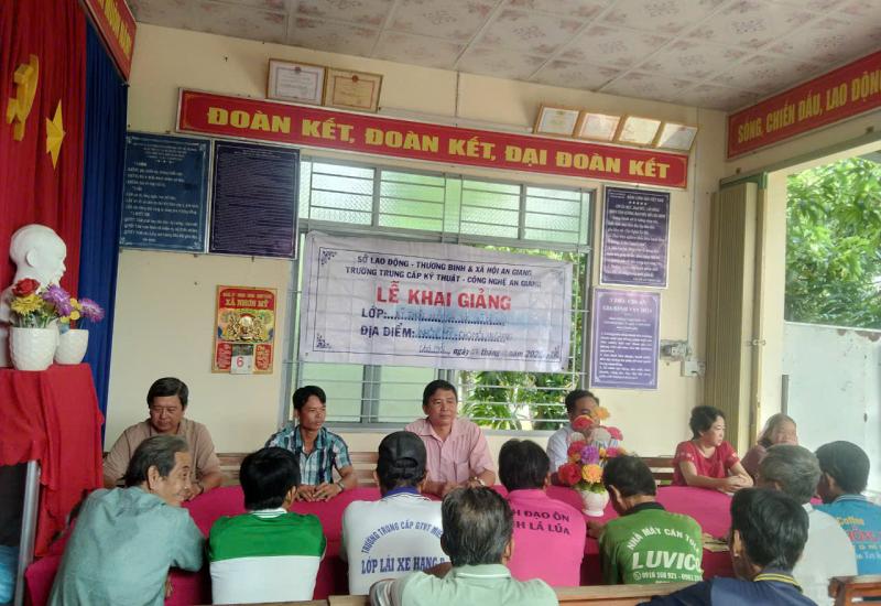 Khai giảng lớp kỹ thuật chăn nuôi bò cho nông dân xã Nhơn Mỹ