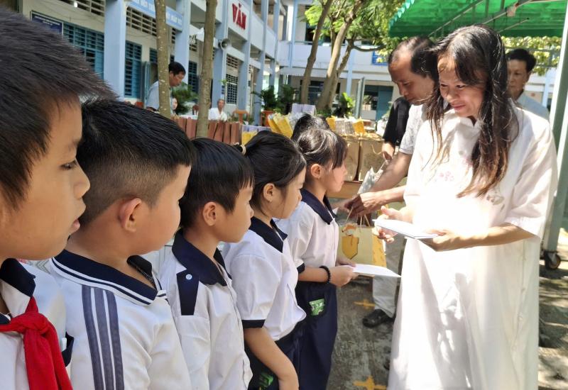 Nhà tài trợ trao quà tiếp bước đến trường
