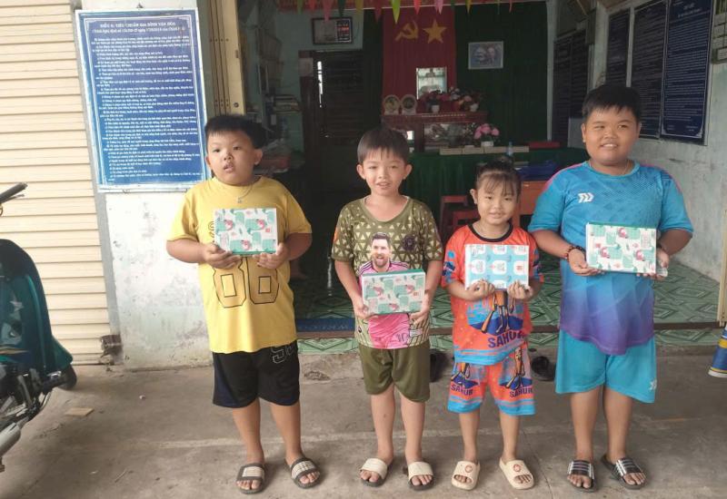 Hội LHPN Nhơn Mỹ trao tặng 90 phần quà cho học sinh khó khăn