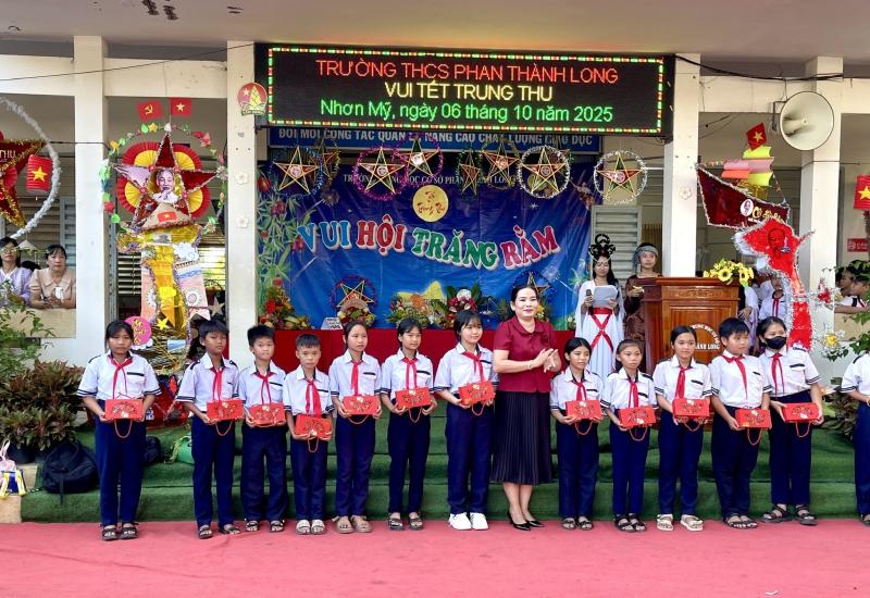 Trường THCS Phan Thành Long tổ chức Vui Tết Trung thu 