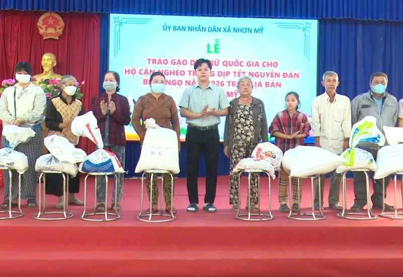 Mặt trận tổ quốc và các đoàn thể trao tặng hơn 2 ngàn phần quà dịp Tết