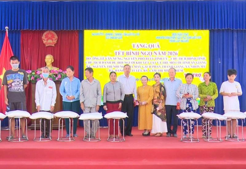 NHƠN MỸ TRAO TẶNG TRAO TẶNG QUÀ TẾT CHO NGƯỜI DÂN XÃ NHƠN MỸ