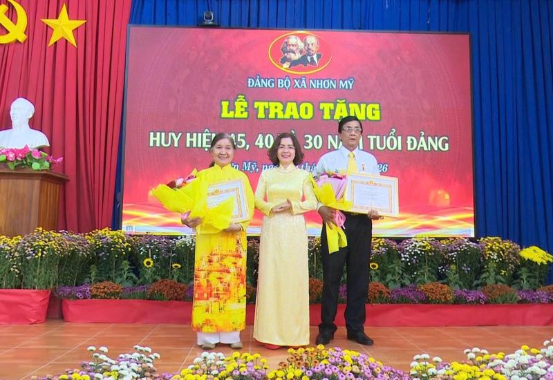 Nhơn Mỹ họp mặt Mừng Đảng – Mừng xuân Bính Ngọ 2026, trao Huy hiệu Đảng đợt 3/2