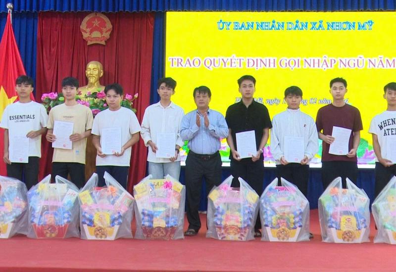 Nhơn Mỹ trao quyết định gọi công dân nhập ngũ năm 2026
