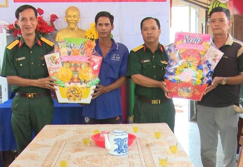 BCHQS Nhơn Mỹ trao quà tết 38 gia đình quân nhân tại ngũ