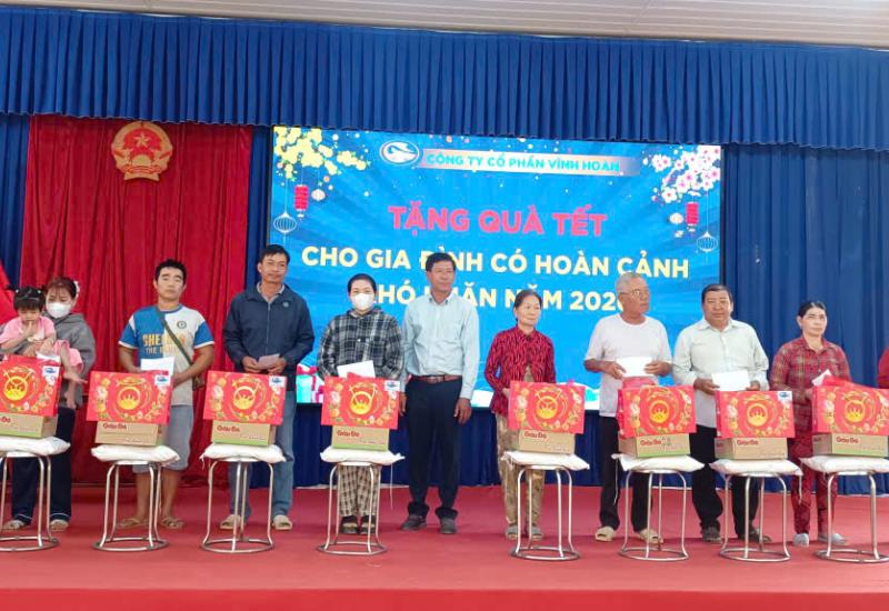 ông Ty Cổ phần Vĩnh Hoàn trao quà Tết Nguyên đán Bính Ngọ cho hộ dân có hoàn cảnh khó khăn tại xã Nhơn Mỹ