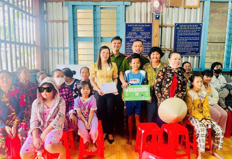 Hội LHPN và Công an xã Nhơn Mỹ chung tay chăm lo Tết cho người yếu thế: