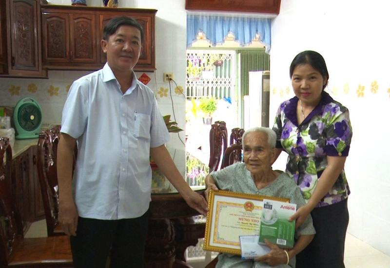 Nêu gương sáng, người cao tuổi