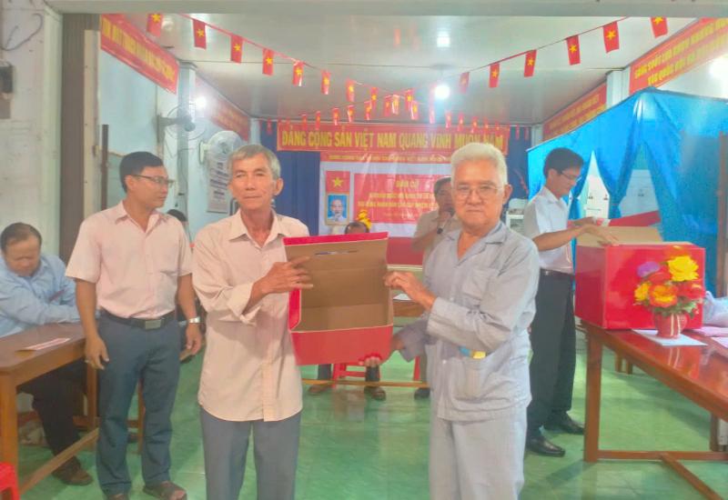 Phó Chủ tịch UBND xã Hồ Hữu Hậu dự khai mạc bầu cử tại tổ bầu cử số 5 ấp Mỹ Hòa