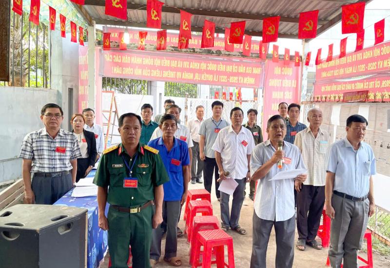 Bí thư Đảng ủy Nhơn Mỹ dự khai mạc bầu cử tại khu vực bỏ phiếu số 14