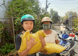 Trao 70 phần quà cho người khó khăn