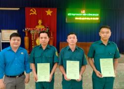 Công đoàn viên nhận quyết định kết nạp