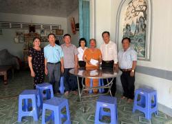 Lãnh đạo Huyện ủy Chợ Mới thăm tặng quà gia đình chính sách tiêu biểu